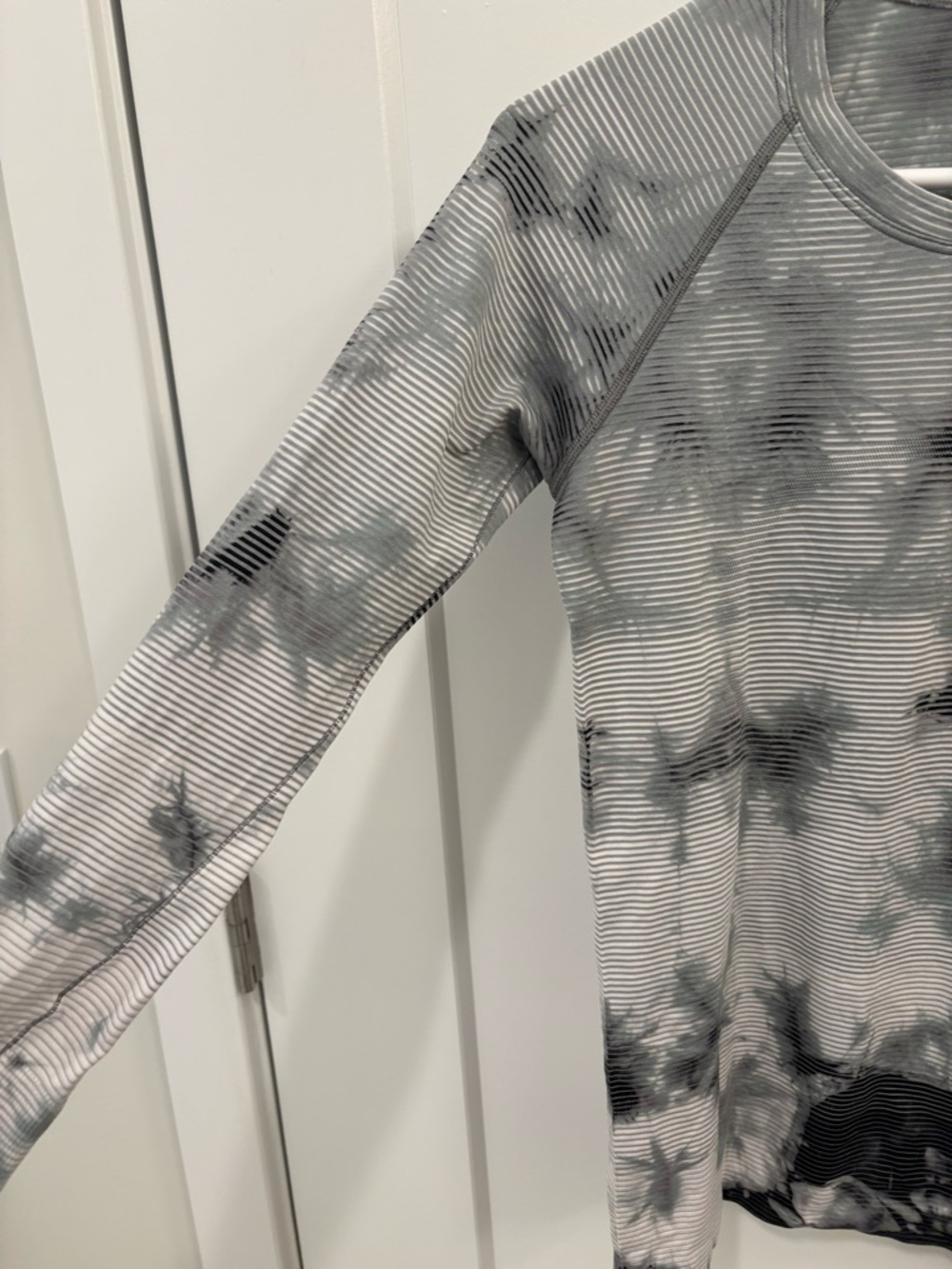 Lululemon Swiftly Tech Long Sleeve 2.0 in
Shibori Stripe Graphite Grey Size 6 - Picture 3 of 14